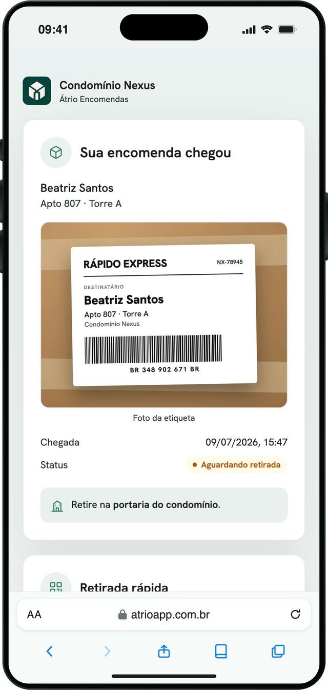 Celular do morador com a página da encomenda aberta no navegador